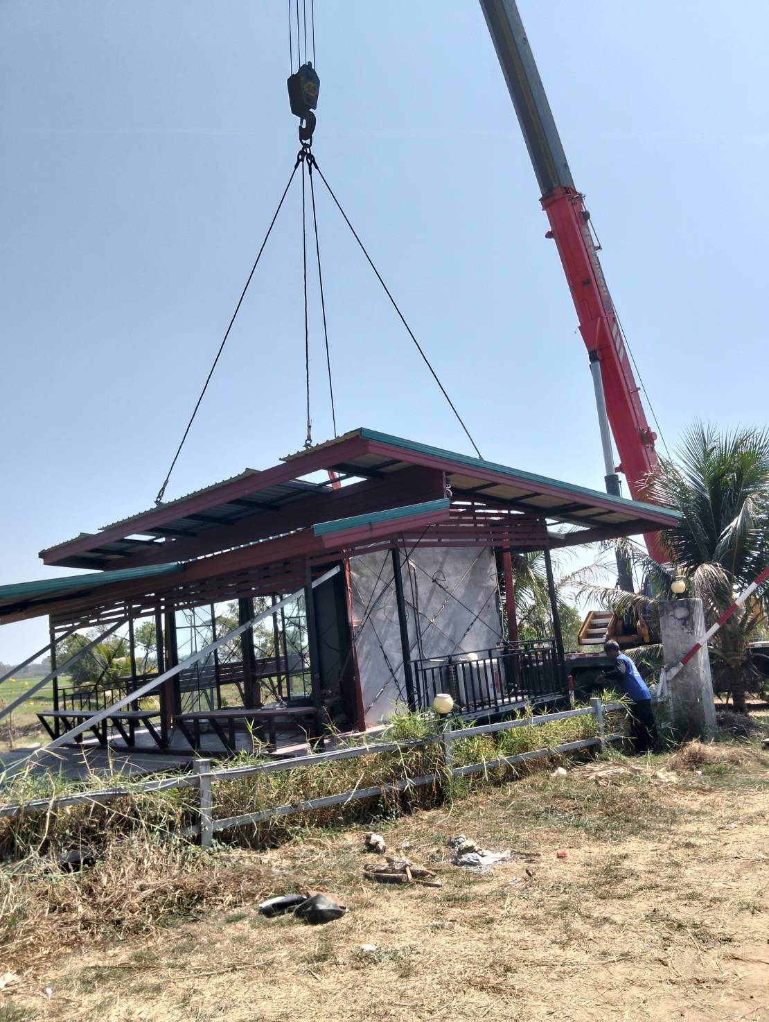 เลื่อนบ้านด้วยเครน - ช่างยศ รับดีดบ้าน เลื่อนบ้าน ยกบ้าน หมุนบ้าน